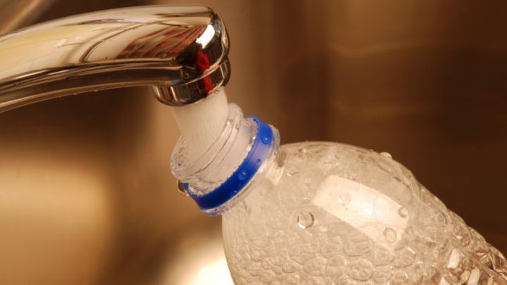 ¿Es seguro reutilizar las botellas de agua