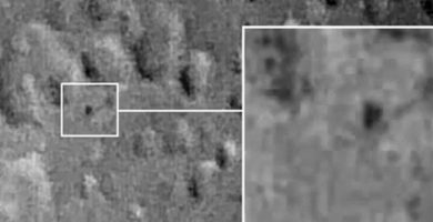 OVNI con forma de triángulo en la superficie de la luna