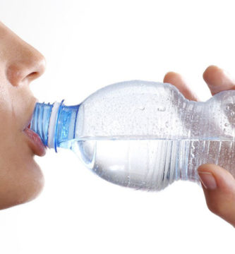 Beber agua de botella de plástico es como lamer un inodoro ¿lo sabías?